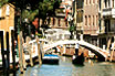 Gondoliere Passando Sotto Un Ponte Su Un Rio A Venezia