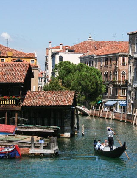 Gondola turistakkal egy hajozhato csatornan velenceben foto