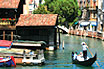 Gondola Con Turisti Sul Canale Navigabile A Venezia