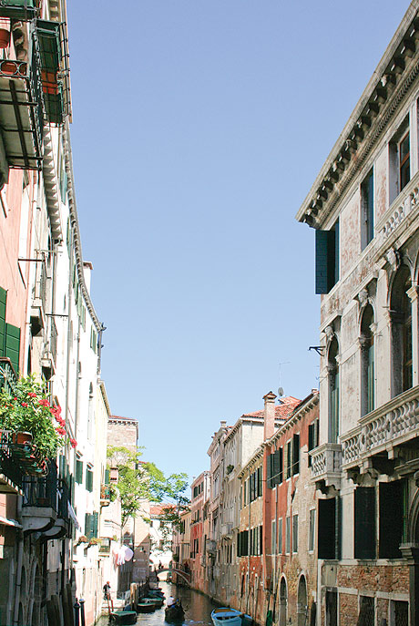Barci pe un canal din venetia foto
