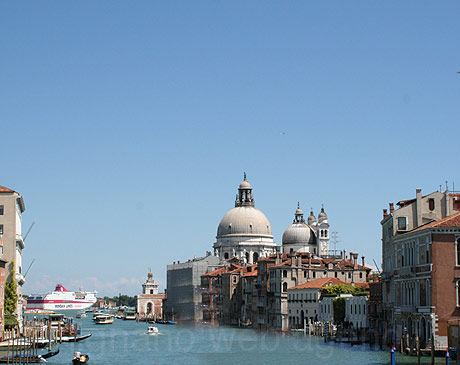Bazilica della salute vazuta de pe canal grande venetia foto