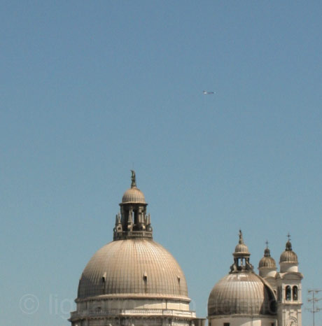 Cupola unei biserici din venetia foto
