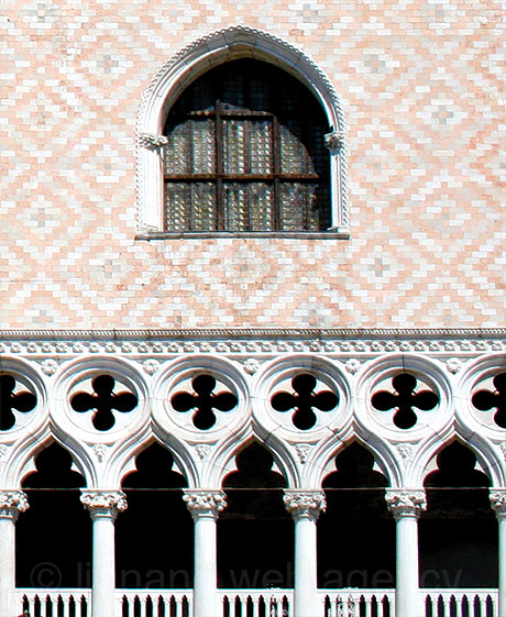 Fereastra in palatul ducelui din venetia foto