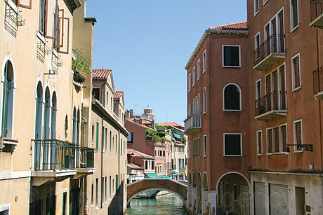 Punte peste un rio din venetia foto