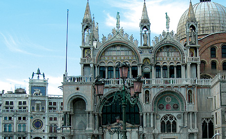 Turnul cu ceas langa bazilica san marco din venetia foto