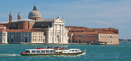 Vapor mijloc de transport public la venetia foto
